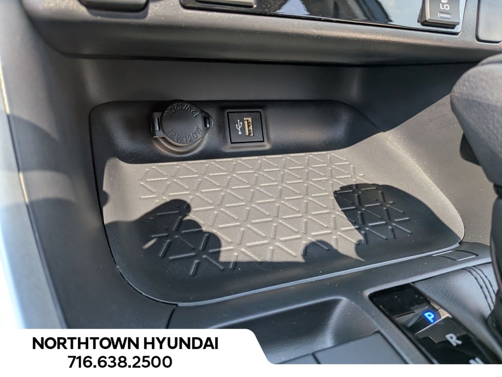 2025 Toyota RAV4 XLE - Photo 16