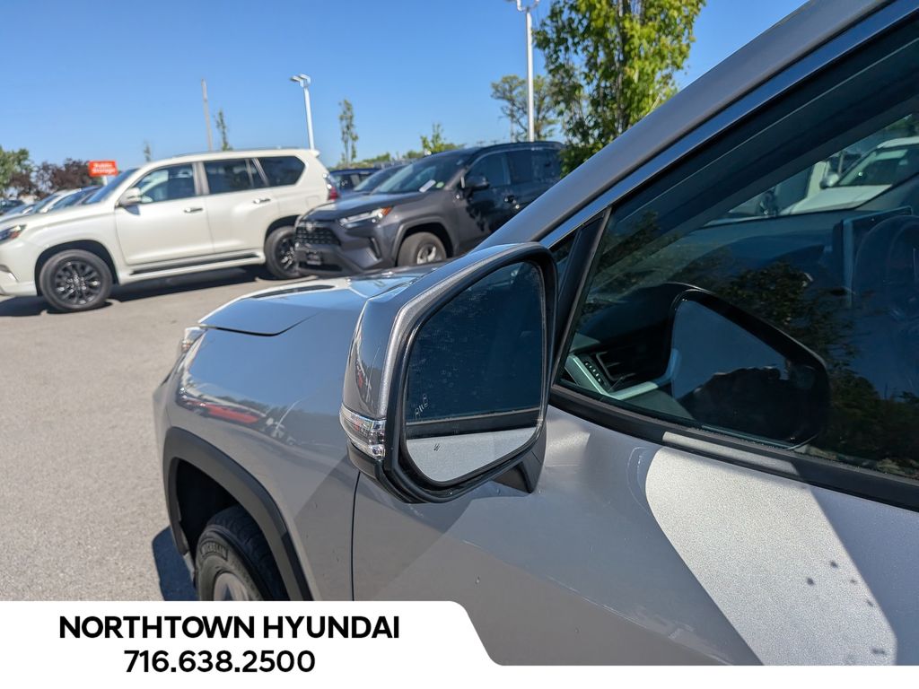 2025 Toyota RAV4 XLE - Photo 38