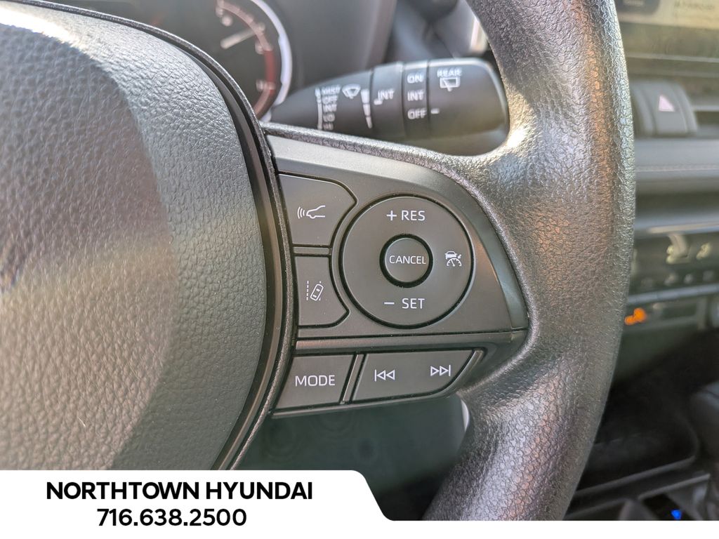 2025 Toyota RAV4 XLE - Photo 25