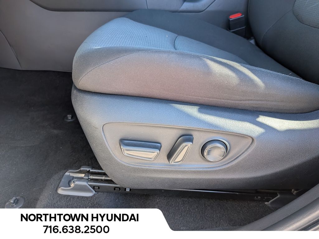 2025 Toyota RAV4 XLE - Photo 29