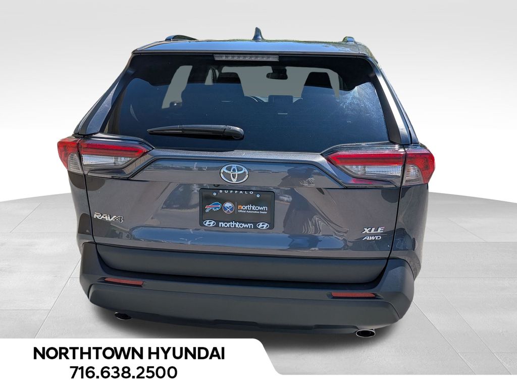 2025 Toyota RAV4 XLE - Photo 13