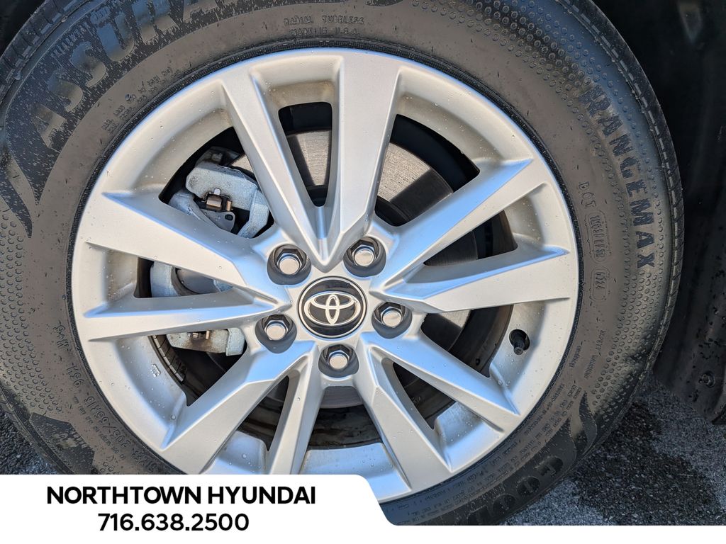 2025 Toyota Camry LE - Photo 37