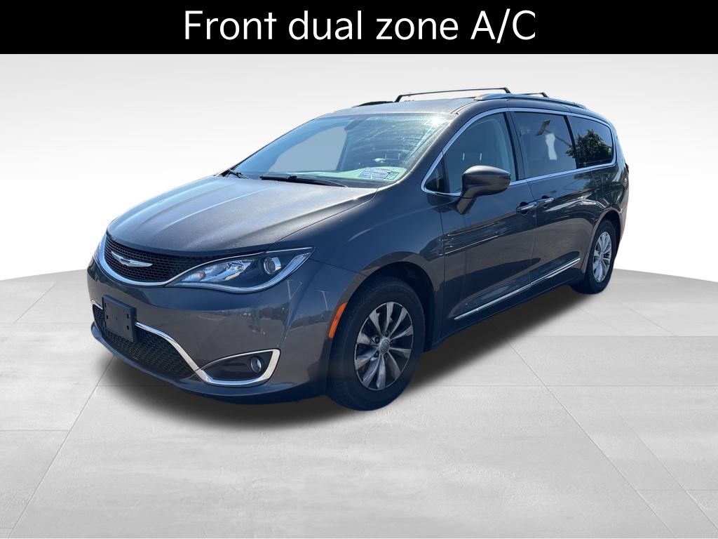 2018 Chrysler Pacifica Touring L photo 3