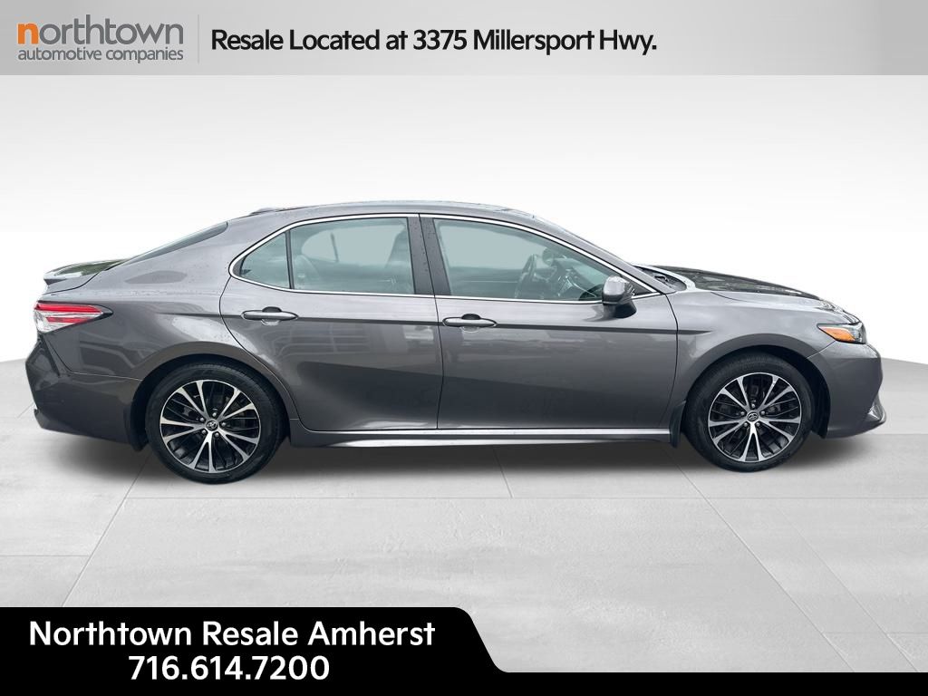 2020 Toyota Camry SE photo 2