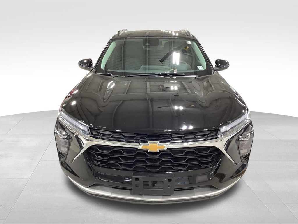 2025 Chevrolet Trax LT photo 3