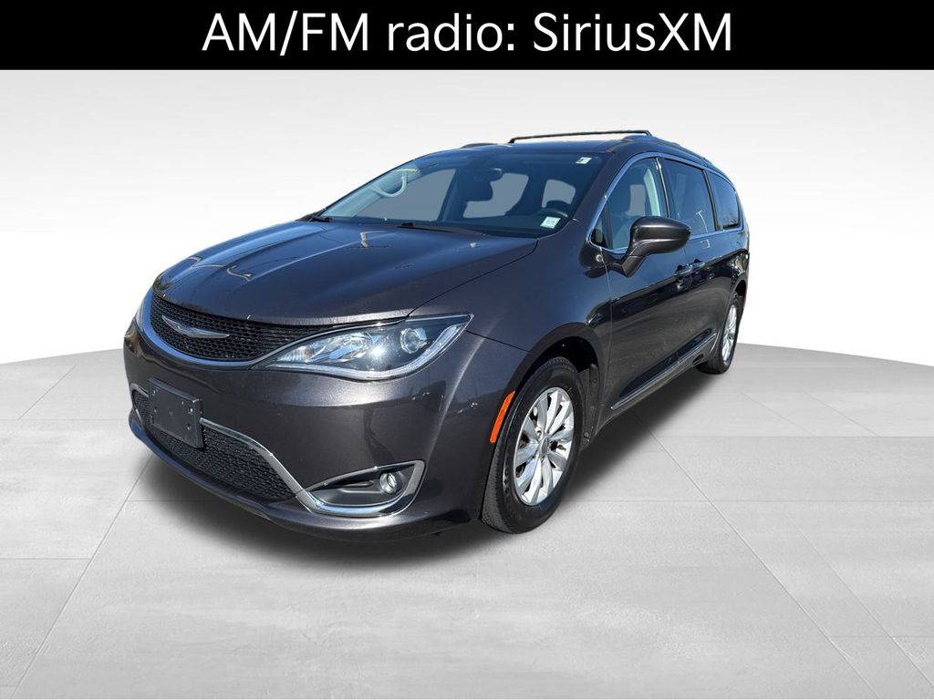 2018 Chrysler Pacifica Touring L photo 2