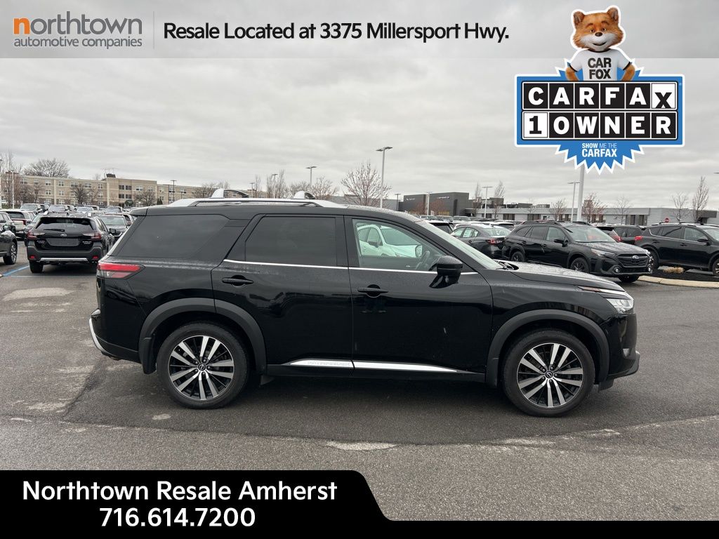 2023 Nissan Pathfinder Platinum photo 2