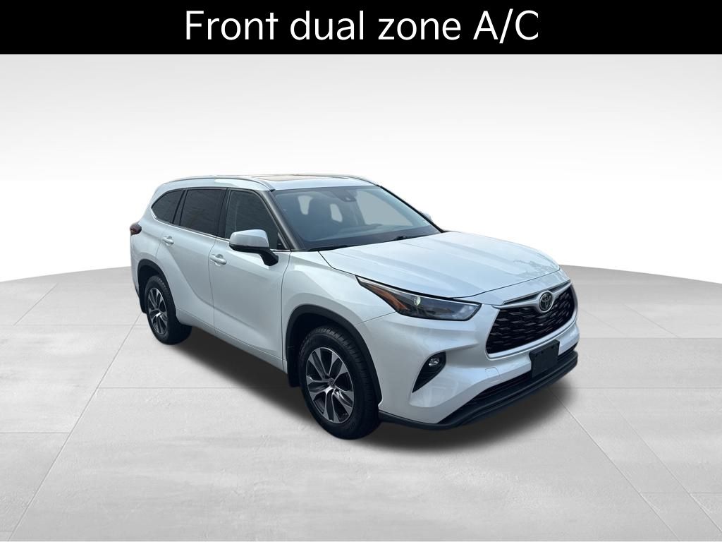 2022 Toyota Highlander XLE photo 2