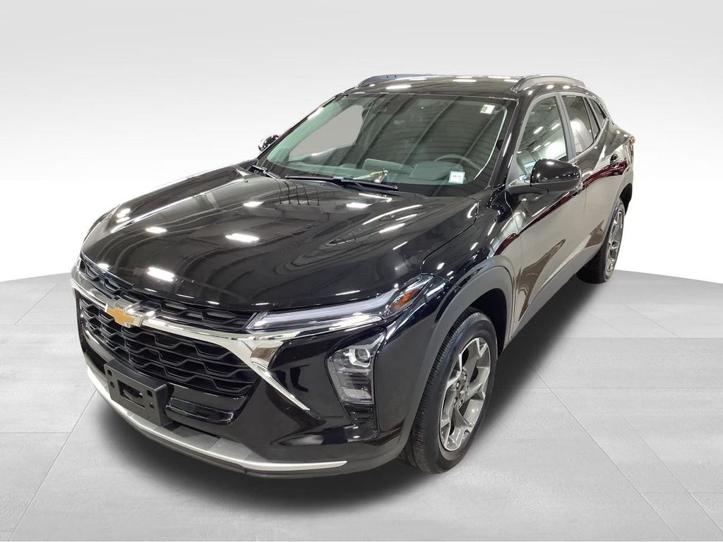 2025 Chevrolet Trax LT photo 2