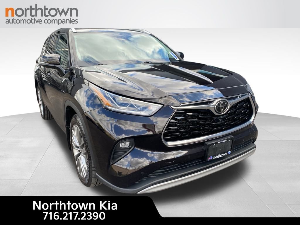 2021 Toyota Highlander Platinum's photo