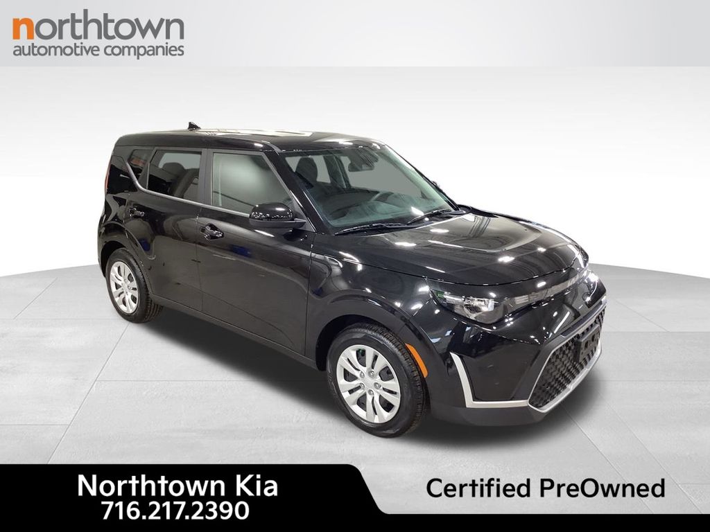 2023 Kia Soul LX's photo