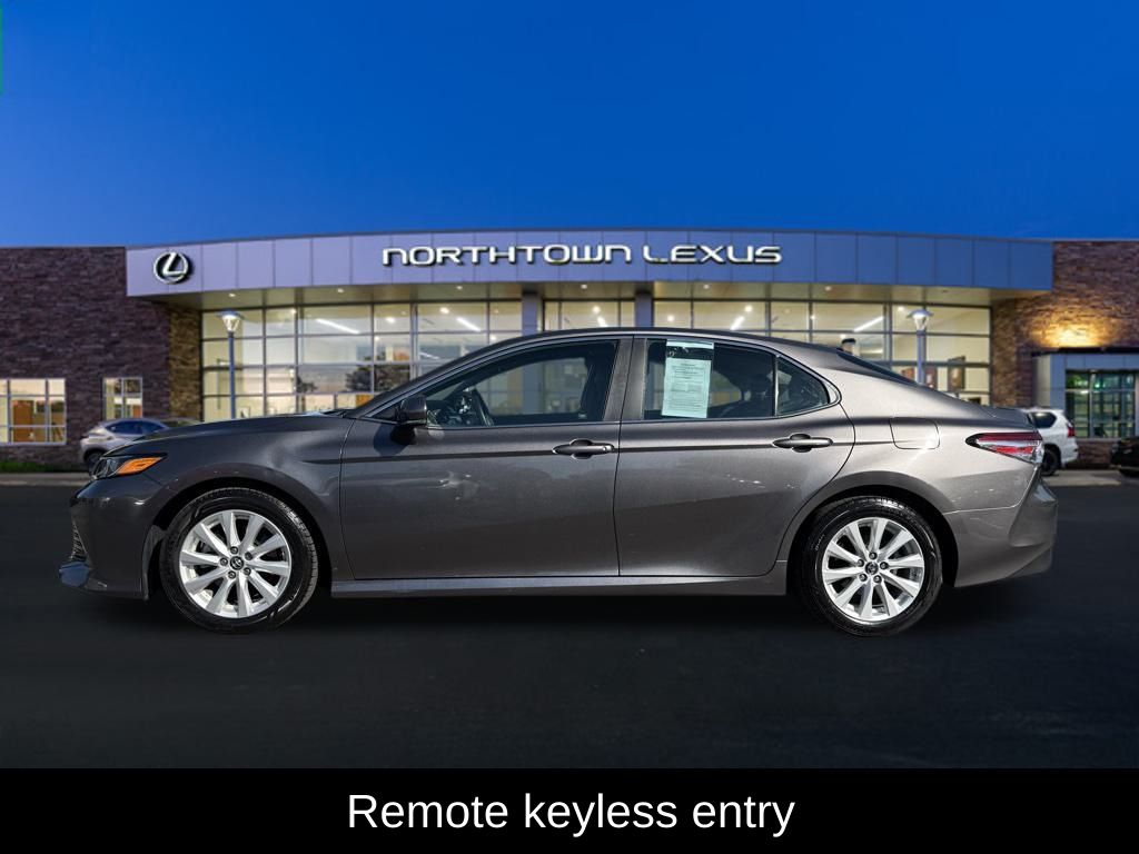 2018 Toyota Camry LE photo 2