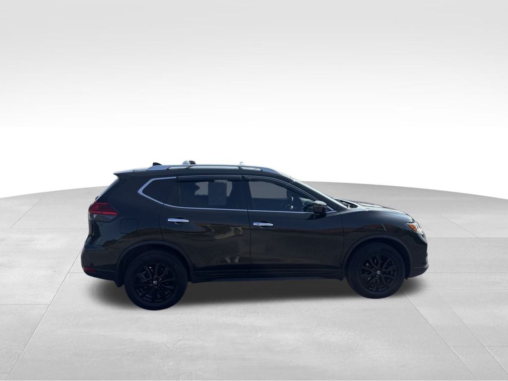 2017 Nissan Rogue SV photo 2