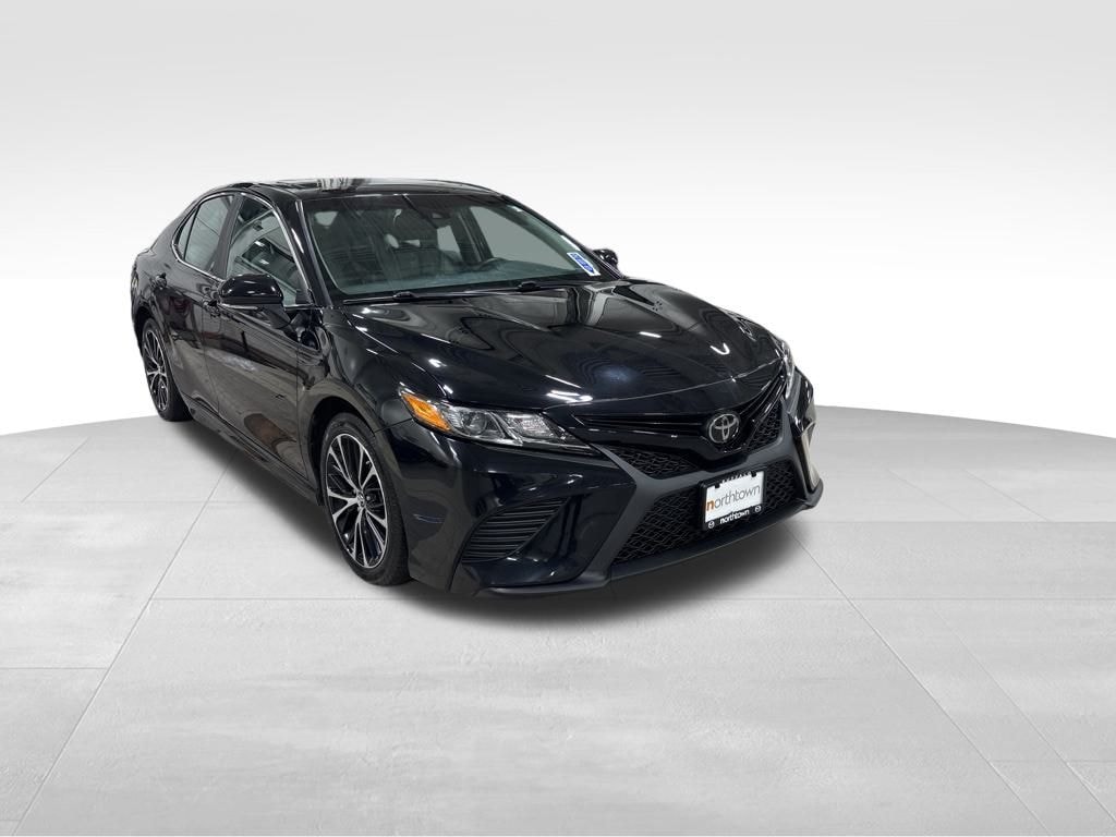 Used 2018 Toyota Camry SE Sedan