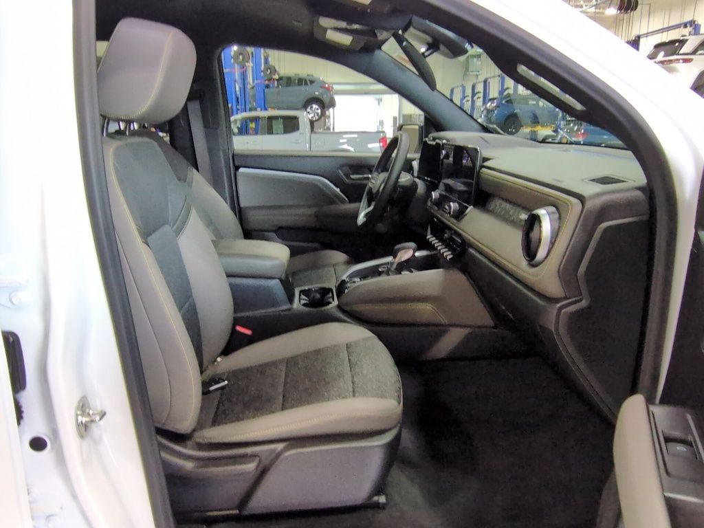2024 Chevrolet Colorado ZR2 - Photo 13