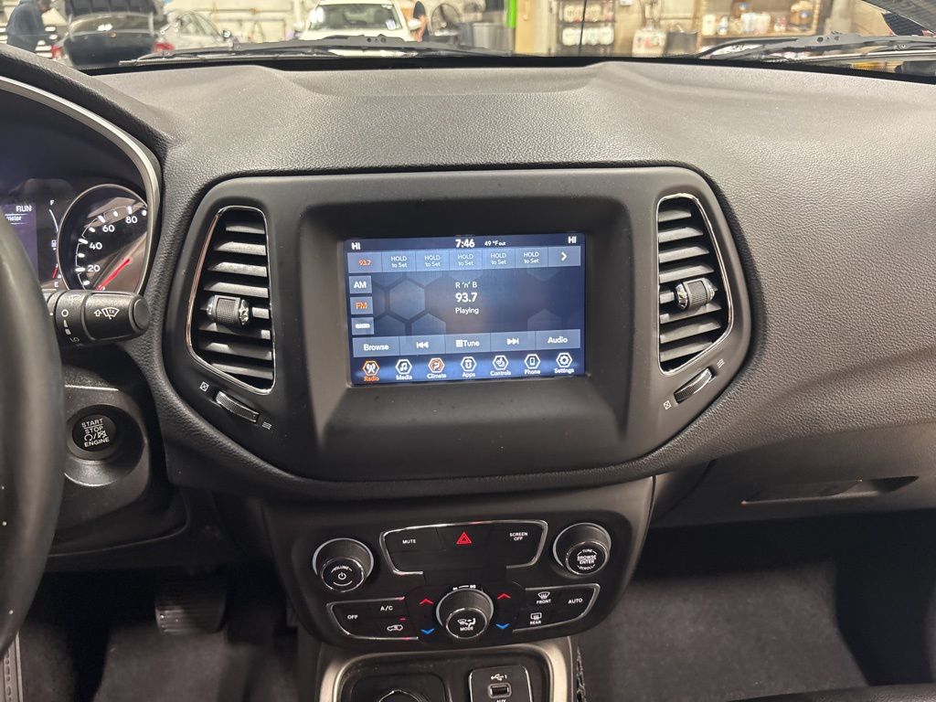 2020 Jeep Compass Latitude photo 3