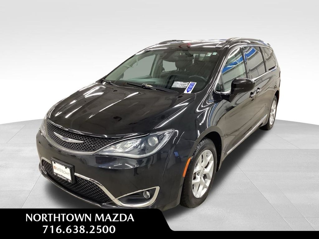 2017 Chrysler Pacifica Touring-L's photo
