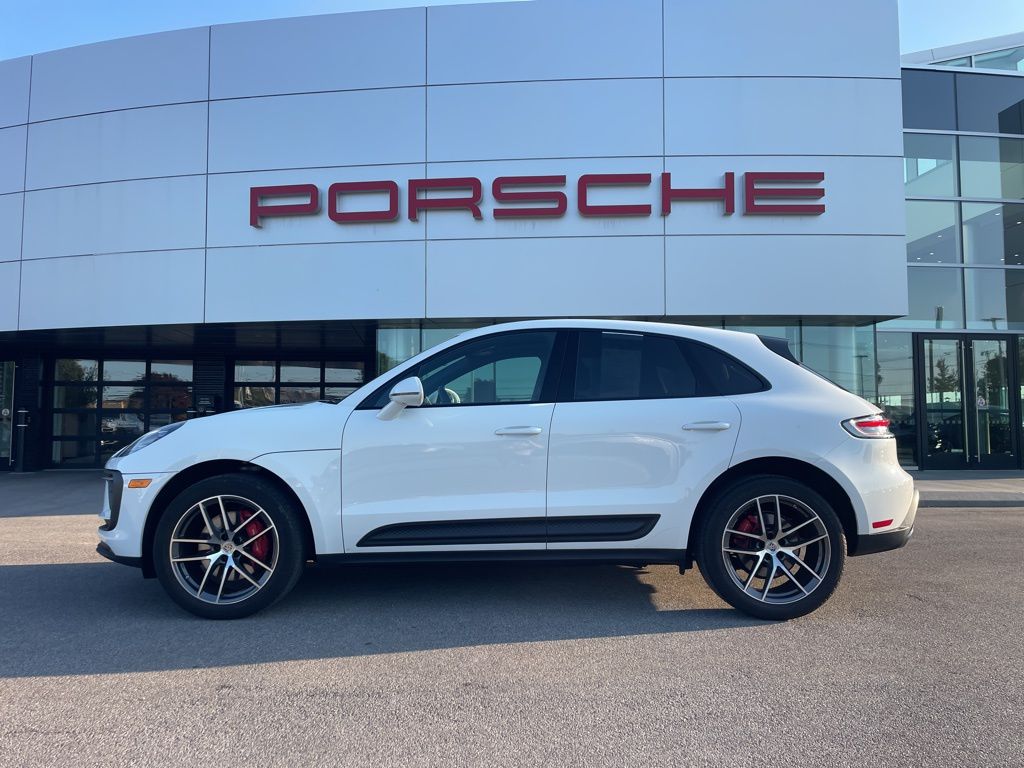 2022 Porsche Macan S photo 2