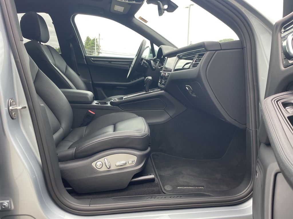 2025 Porsche Macan T photo 4