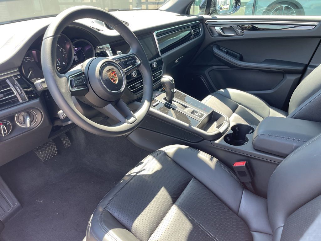 2025 Porsche Macan S photo 4