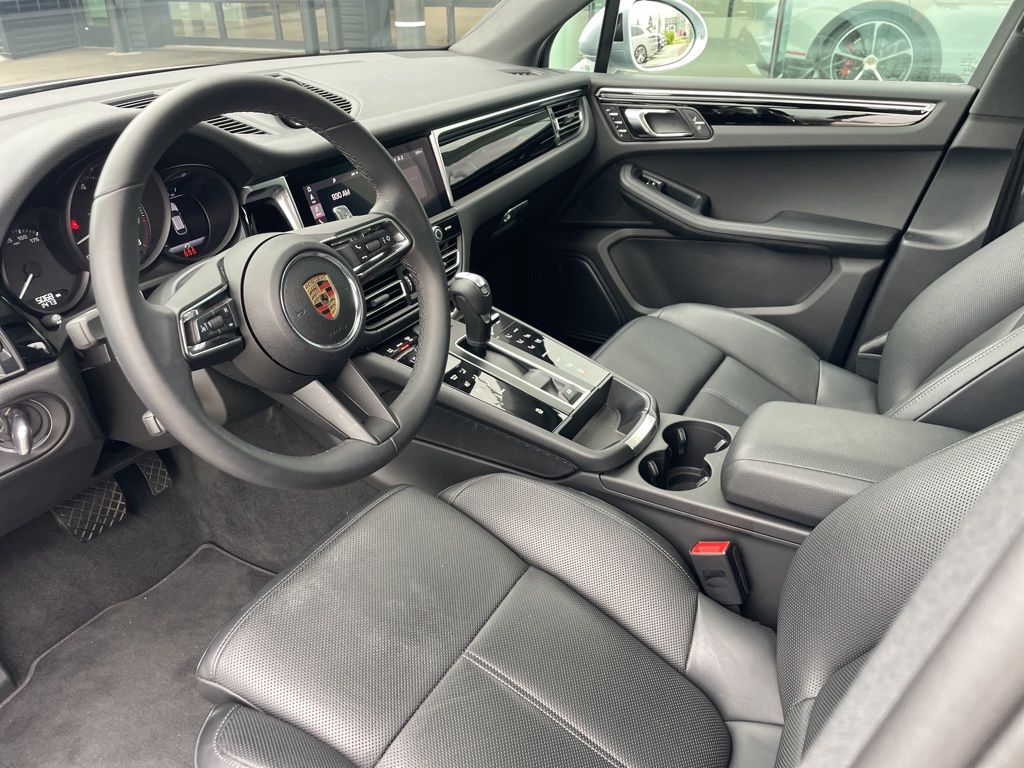 2025 Porsche Macan T photo 4