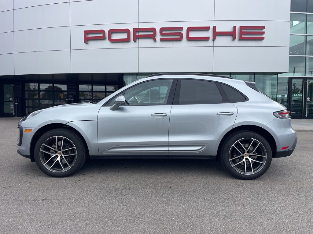 2025 Porsche Macan T photo 2