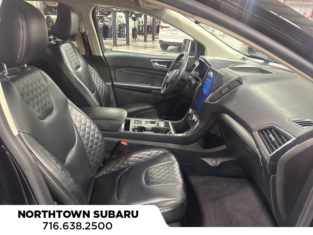 2023 Ford Edge Titanium photo 2