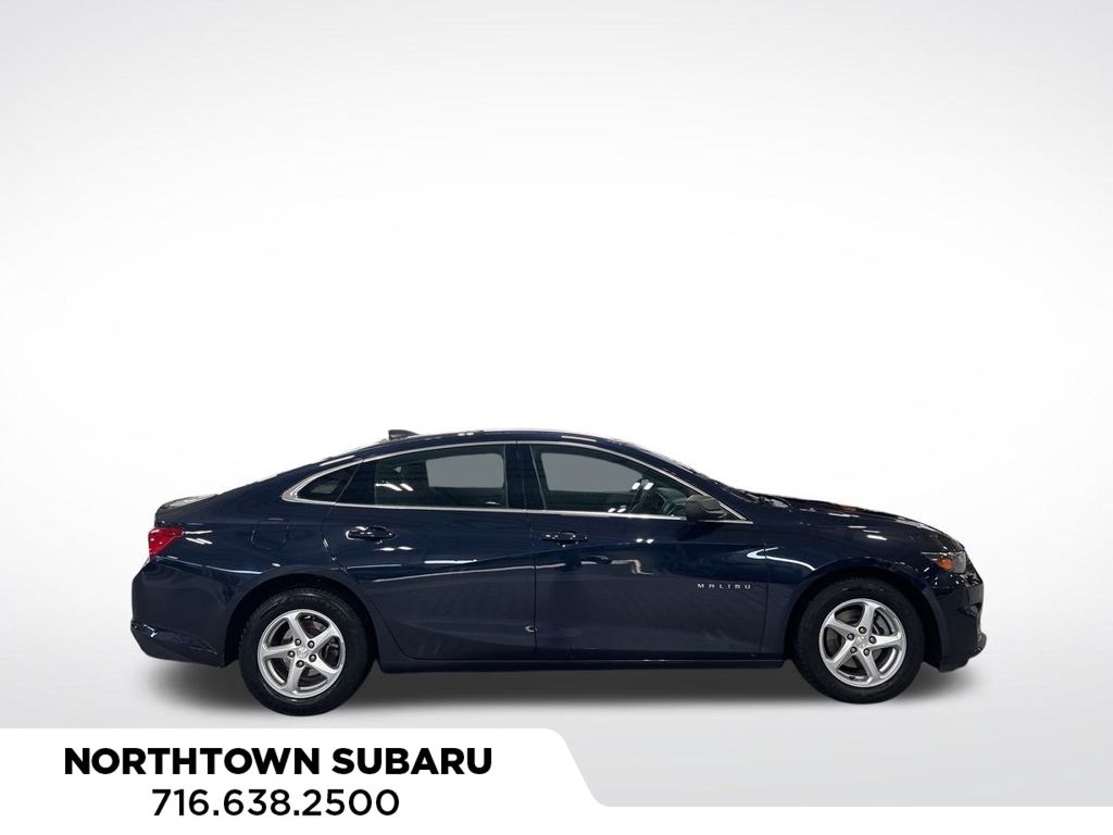 2018 Chevrolet Malibu photo 2