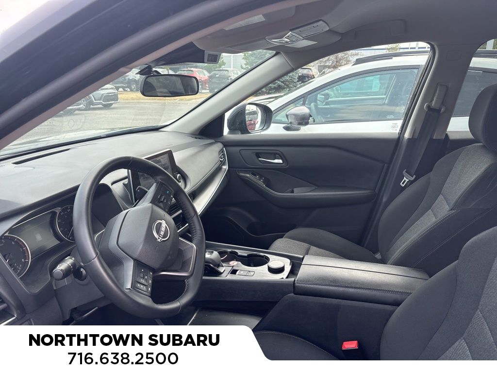 2025 Nissan Rogue SV photo 2