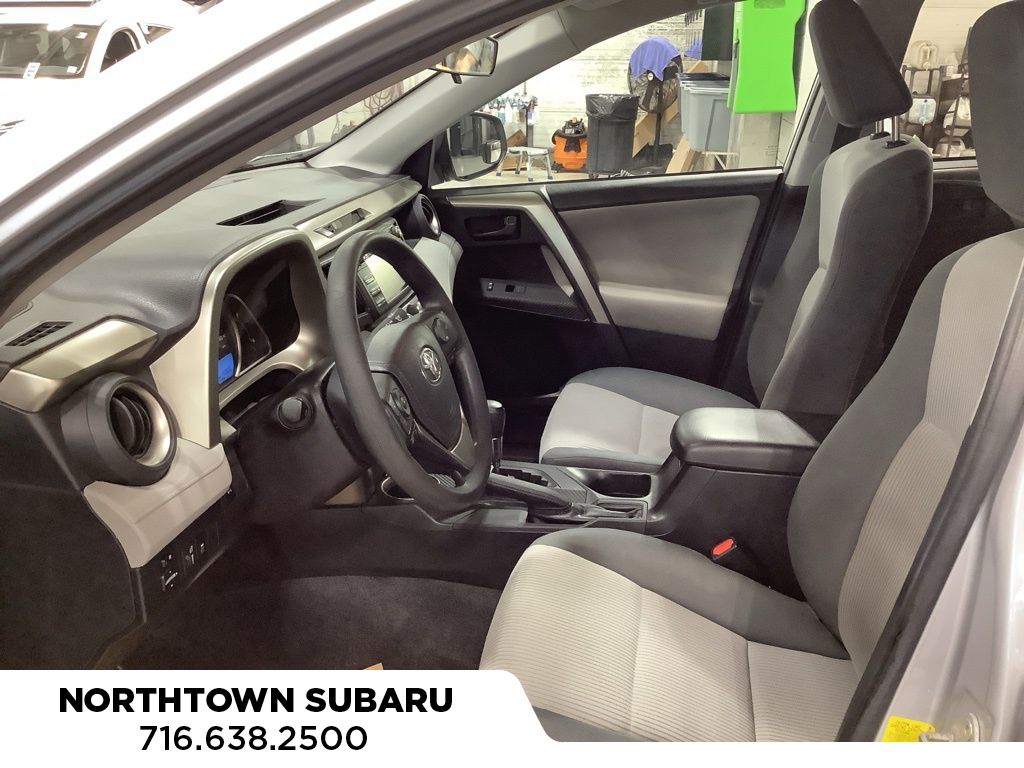 2015 Toyota RAV4 LE photo 3