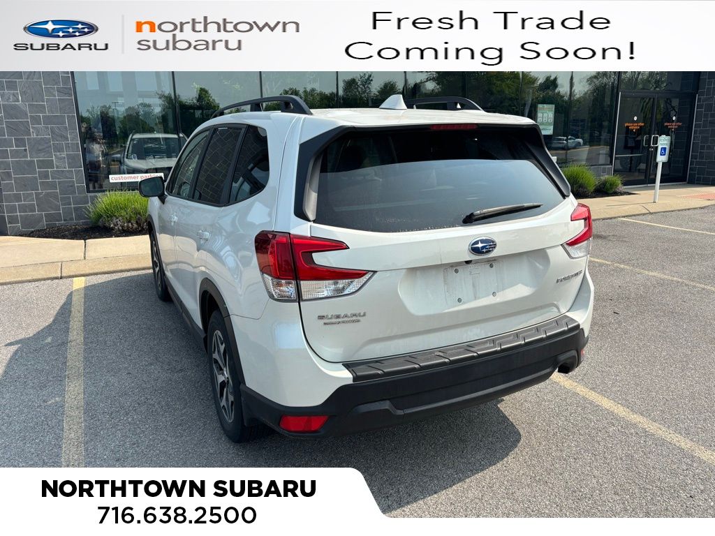 2022 Subaru Forester Premium photo 3