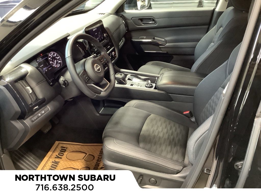 2025 Nissan Pathfinder SV photo 2