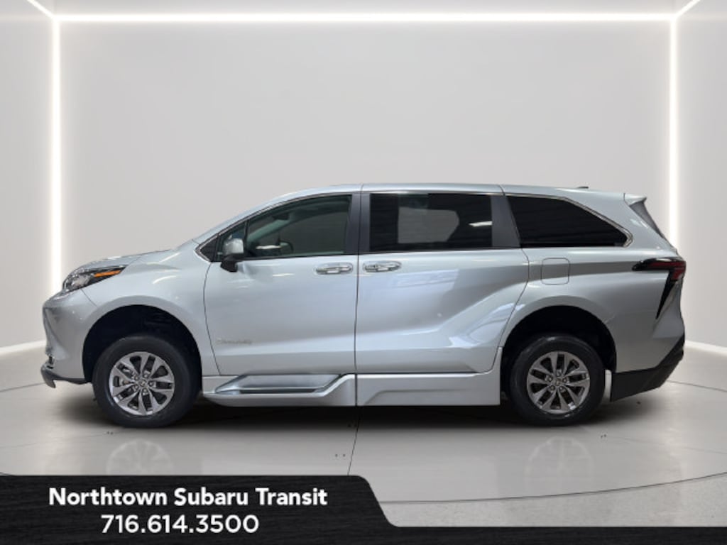 Used 2023 Toyota Sienna XLE Minivan/Van