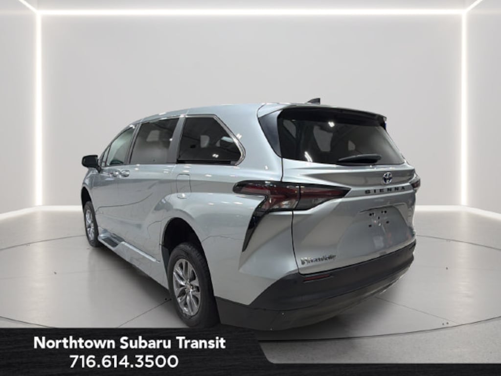 Used 2023 Toyota Sienna XLE Minivan/Van