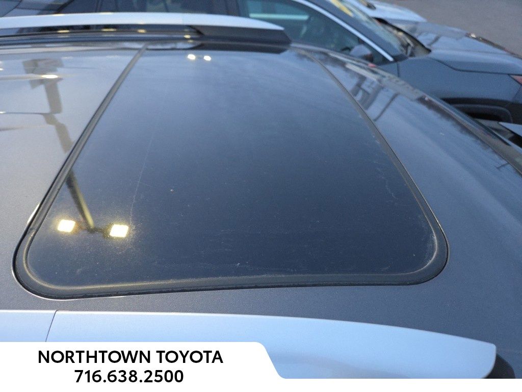 2016 Toyota RAV4 XLE photo 2