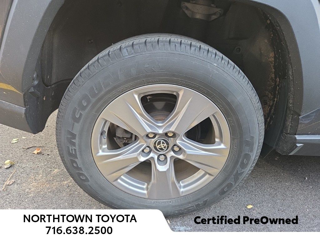2023 Toyota RAV4 XLE photo 3