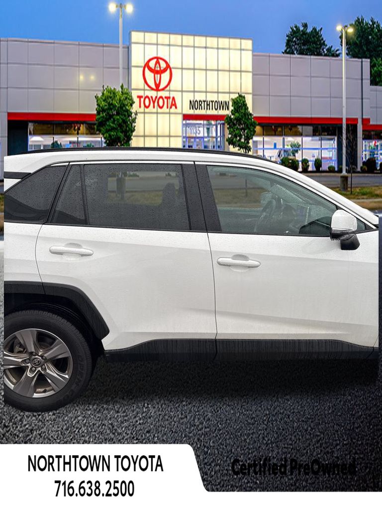 2023 Toyota RAV4 XLE photo 3