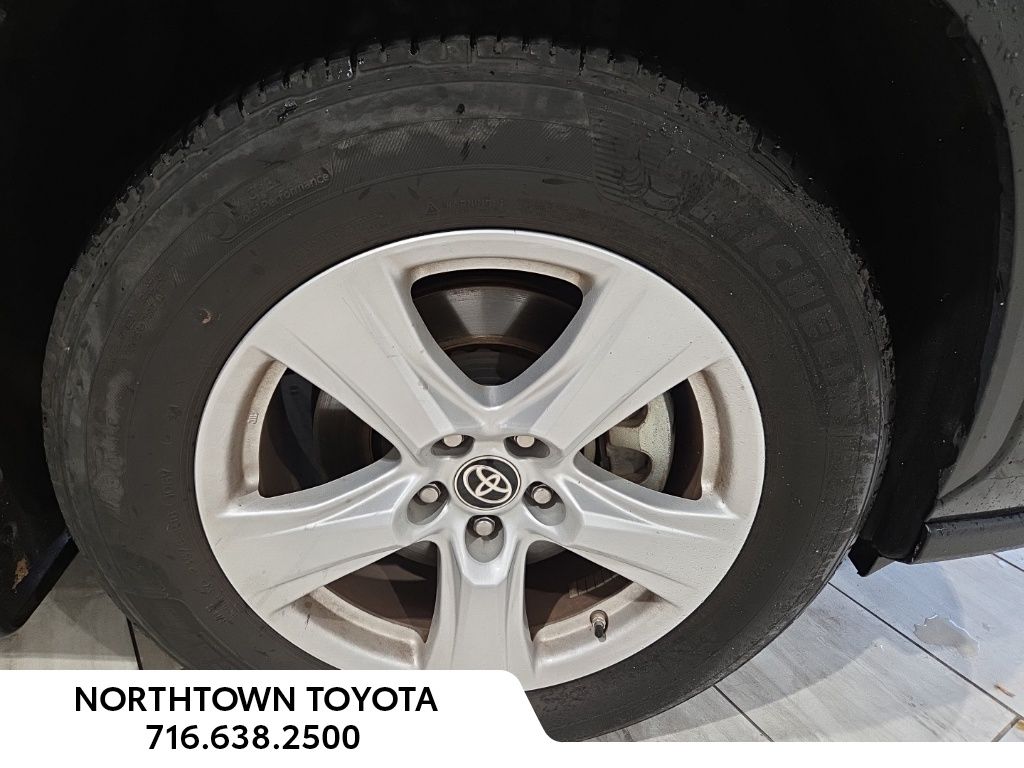 2024 Toyota Highlander LE photo 2