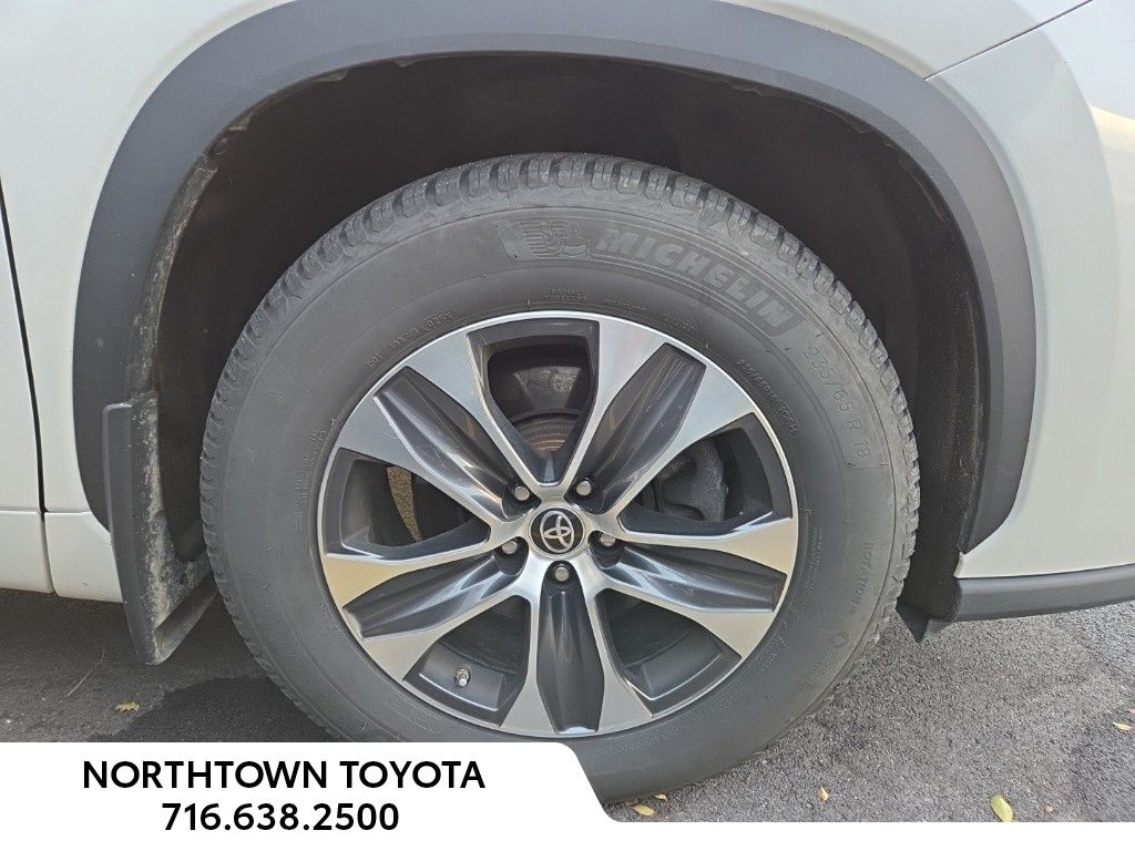 2021 Toyota Highlander XLE photo 2