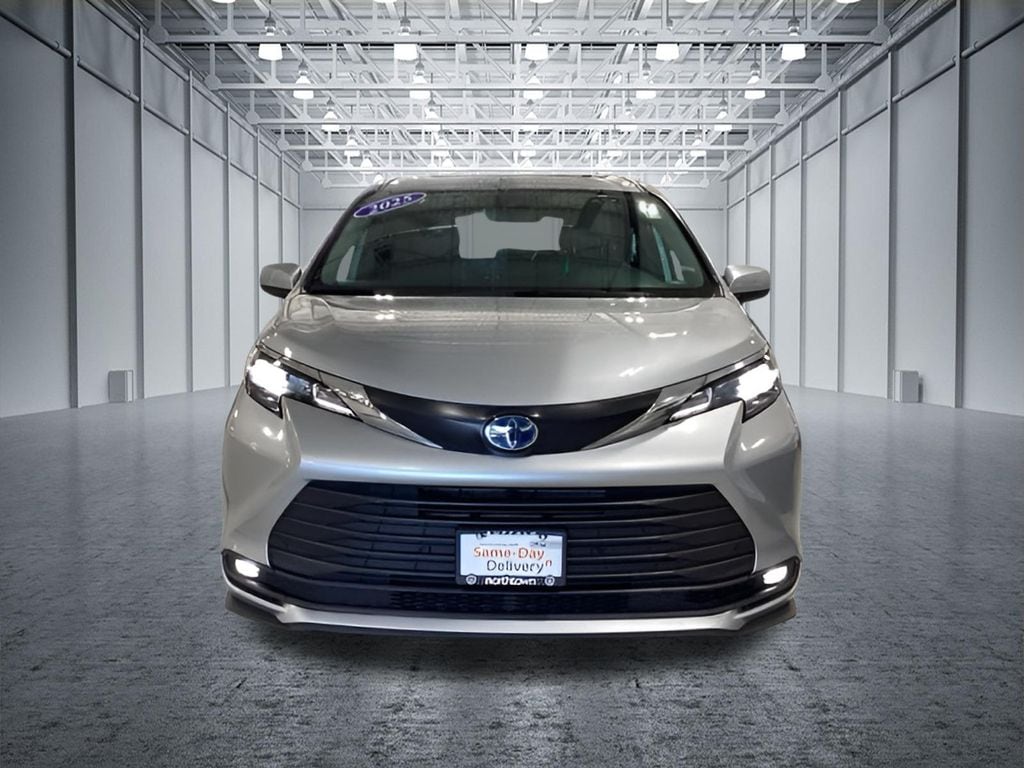 Used 2025 Toyota Sienna XLE 8 Passenger Minivan/Van