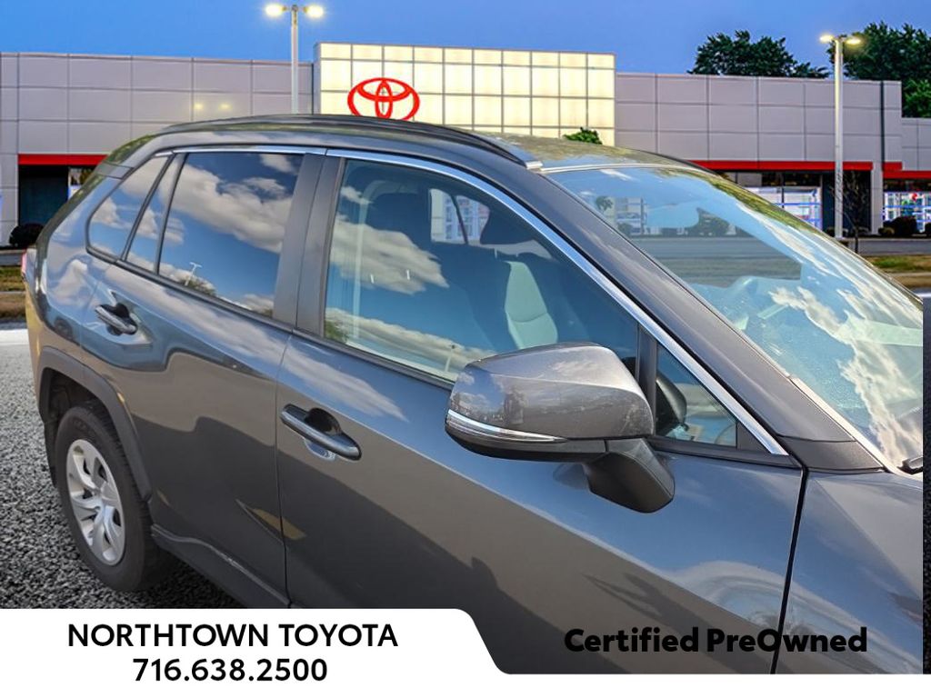 2020 Toyota RAV4 LE photo 2