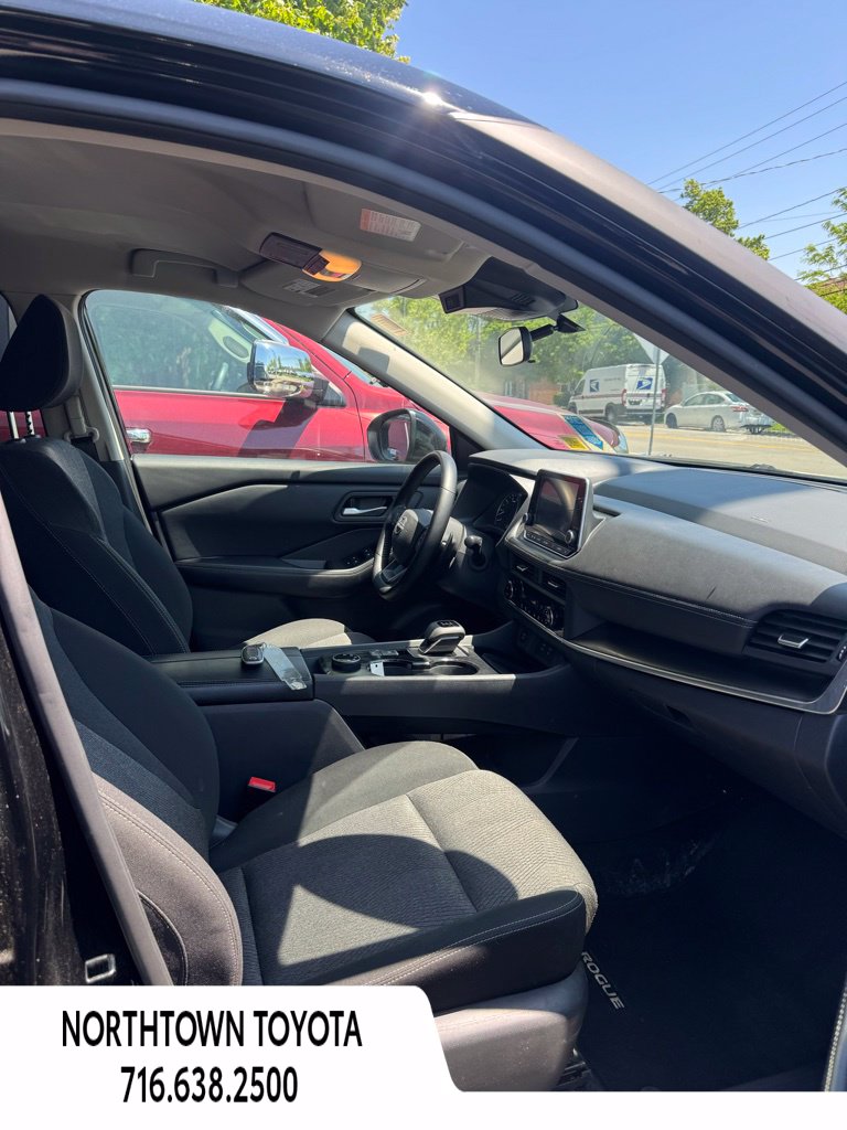 2025 Nissan Rogue SV - Photo 13