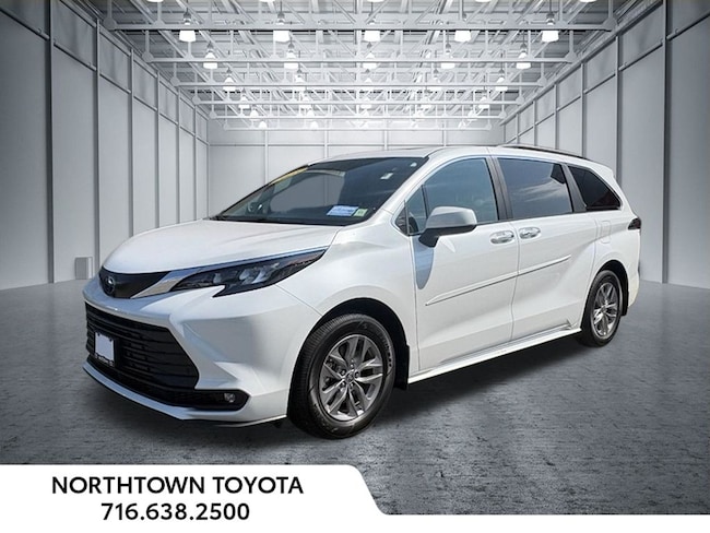 2025 Toyota Sienna XLE 8 Passenger Minivan/Van