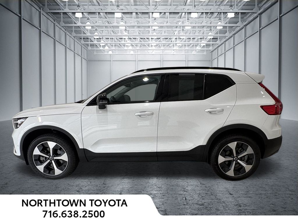 2025 Volvo XC40 SUV 