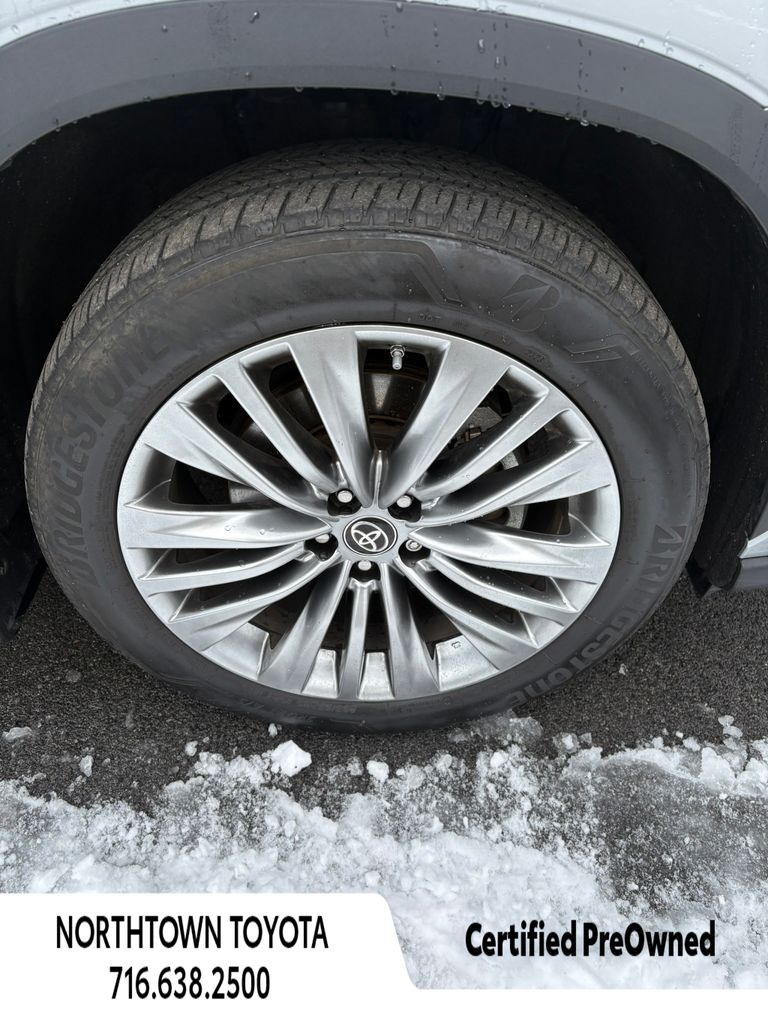 2023 Toyota Highlander Platinum photo 2
