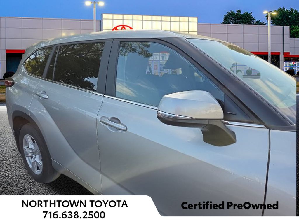 2023 Toyota Highlander LE photo 3