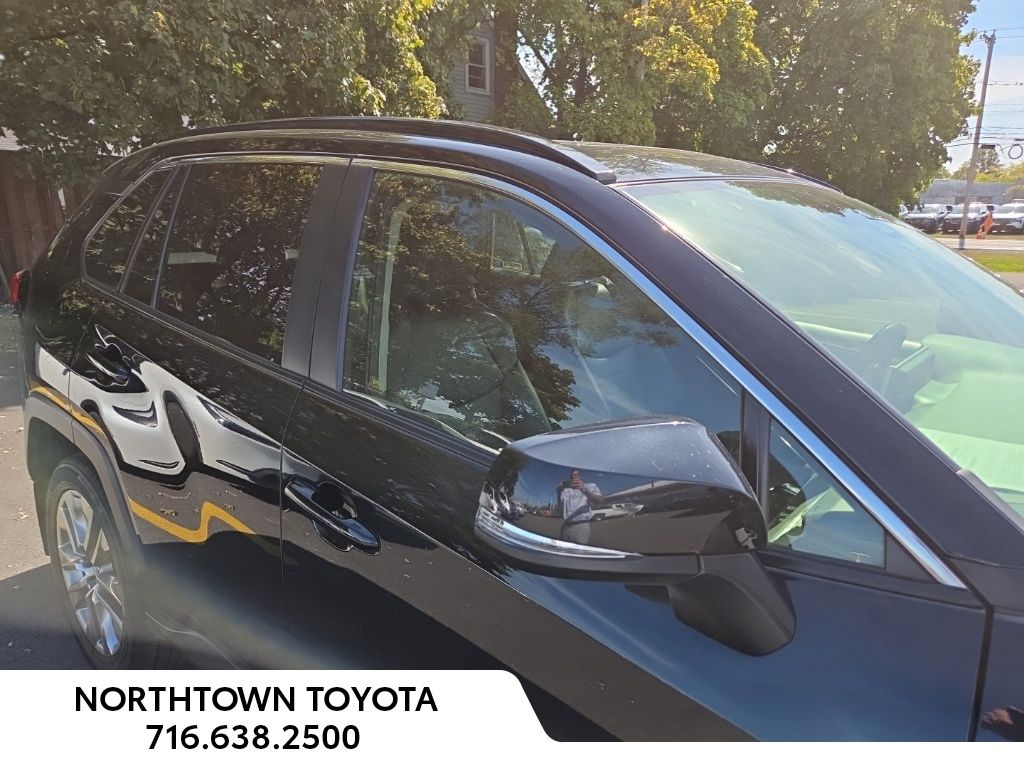 2019 Toyota RAV4 XLE Premium photo 3