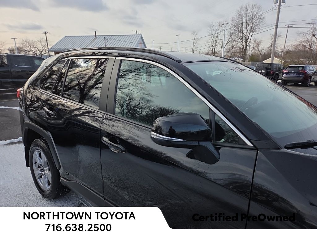 2022 Toyota RAV4 Hybrid XLE photo 3