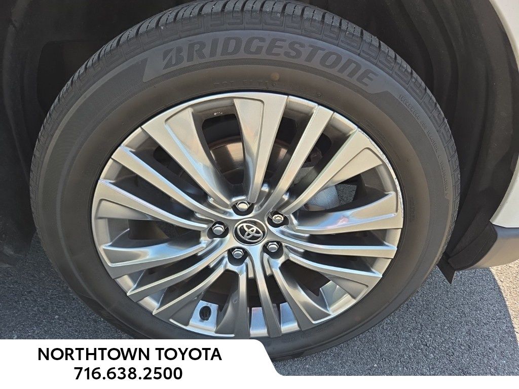 2023 Toyota Venza XLE photo 2