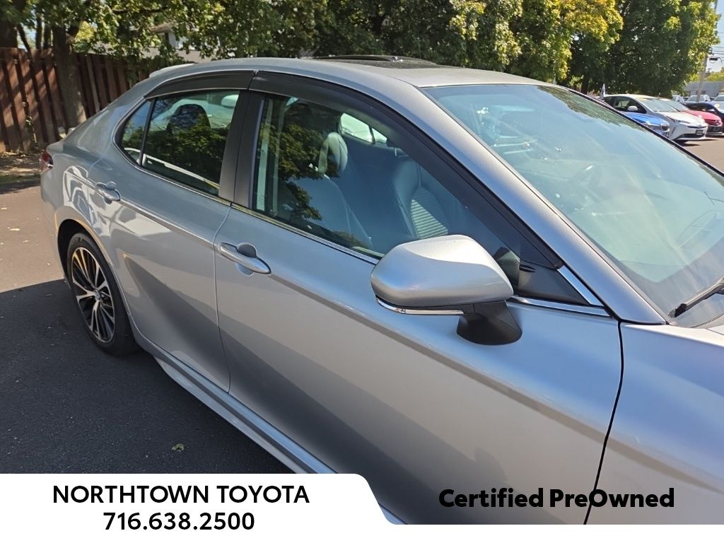 2019 Toyota Camry SE photo 3